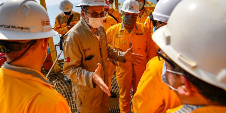 Pemex se ajusta el cinturón, presenta plan de austeridad