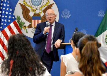 Ken Salazar “improvisa” visita a Palacio Nacional