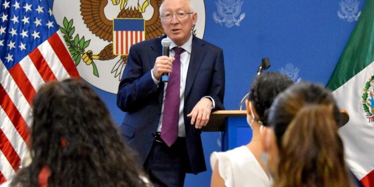 Ken Salazar “improvisa” visita a Palacio Nacional