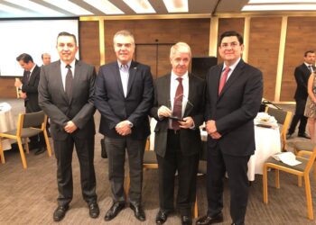 David Shields, fundador de Energía a Debate, recibe reconocimiento del CCE