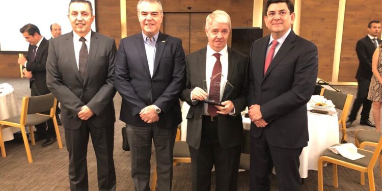 David Shields, fundador de Energía a Debate, recibe reconocimiento del CCE