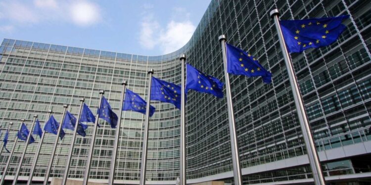 Acuerda Unión Europea prohibir 90% de importaciones de petróleo ruso