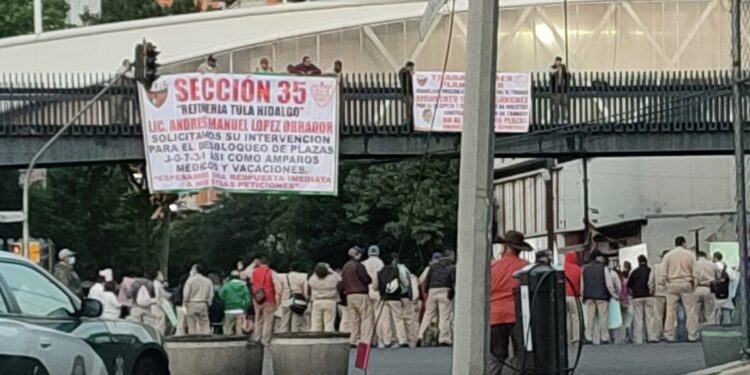 Protestan trabajadores de Pemex en Marina Nacional