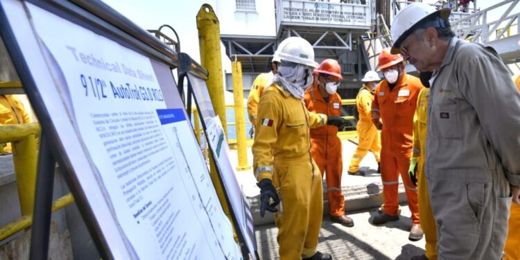 Exportó Pemex 1.024 millones de barriles diarios en abril