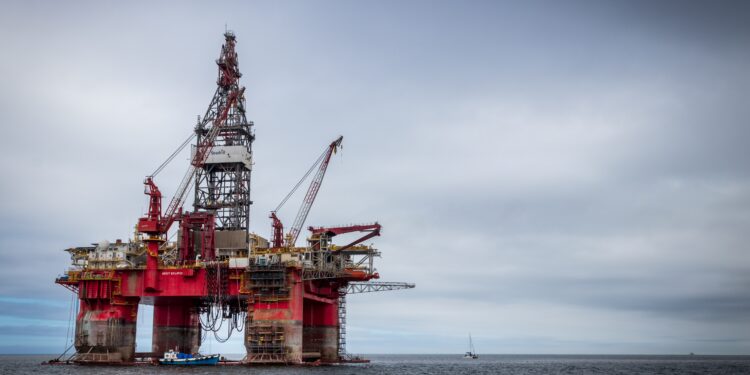 Petróleo acumula seis meses consecutivos al alza