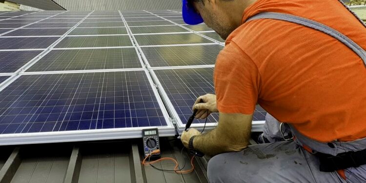 Destacan importancia de la capacitación y certificación de instaladores solares
