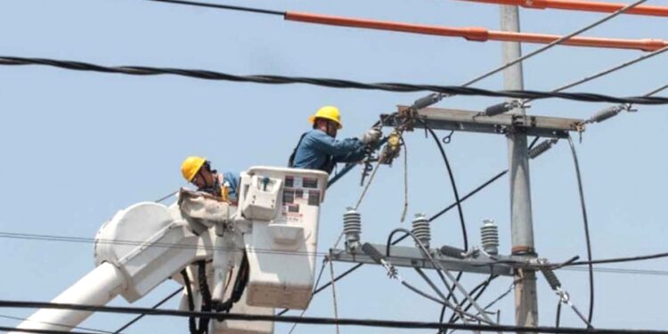 Accidente de trabajador de CFE genera apagón en la Península de Yucatán