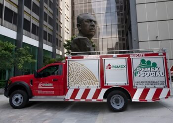 Dona Pemex equipamiento para fortalecer labor de bomberos