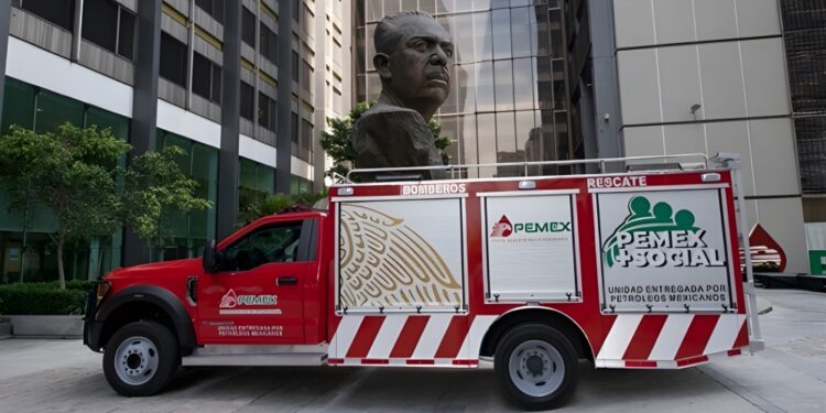 Dona Pemex equipamiento para fortalecer labor de bomberos