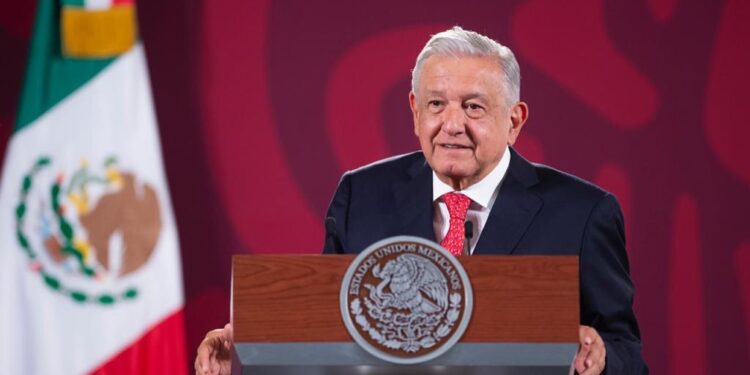 Analiza AMLO apoyos a la Comisión Federal de Electricidad
