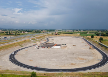 Abren autopista que recarga autos