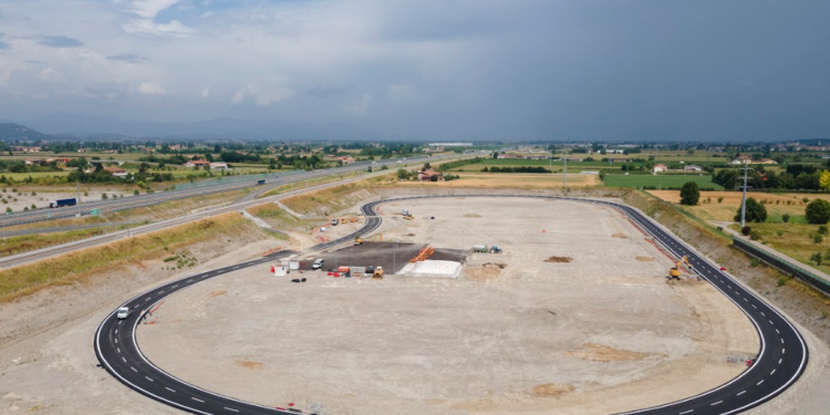 Abren autopista que recarga autos