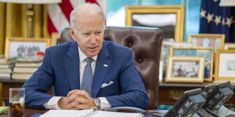 Biden mete acelerador a transición energética