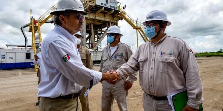 Pemex se mantiene como riesgo para las finanzas públicas
