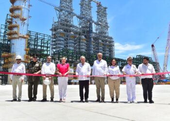 Inaugura AMLO la refinería de Dos Bocas a 60% de su avance en construcción