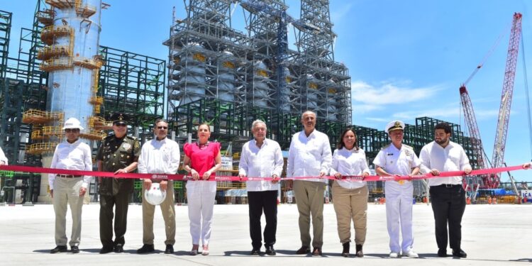 Inaugura AMLO la refinería de Dos Bocas a 60% de su avance en construcción