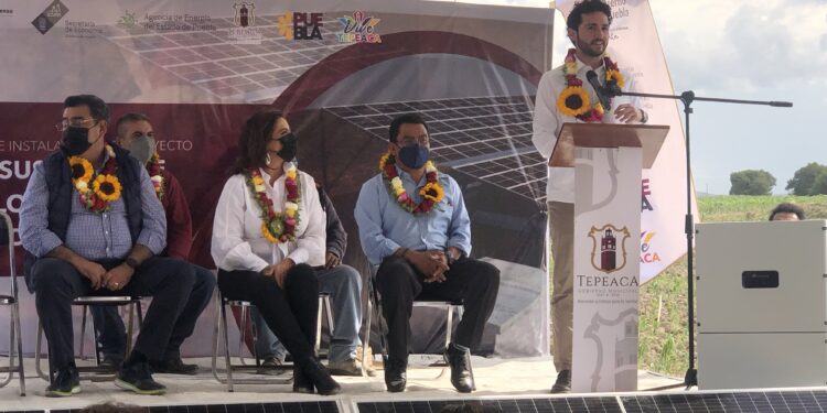 Beneficiarán a 1,800 habitantes de Tepeaca con paneles solares para planta de bombeo de agua