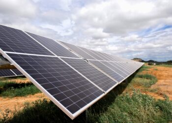 Incertidumbre política y regulatoria en Latam frena proyectos energéticos, revela sondeo