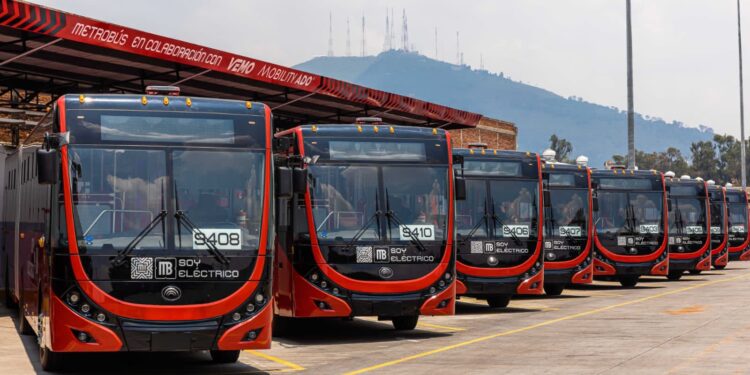 Financiará Santander compra de autobuses eléctricos del Metrobús