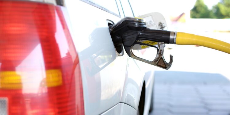 Excedentes petroleros no alcanzan a cubrir estímulos a gasolina