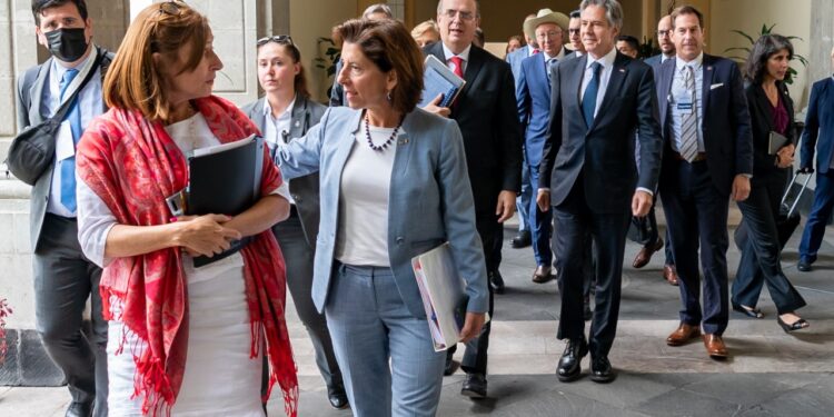 EU tiende la mano a México