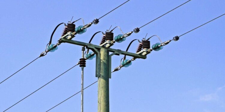 Aprueba la CRE modelos de contrato mercantil para servicio eléctrico básico