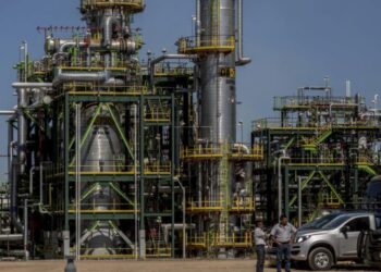 Presume AMLO alza en producción de “combustibles limpios”