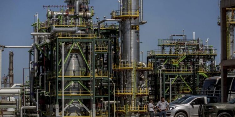 Presume AMLO alza en producción de “combustibles limpios”