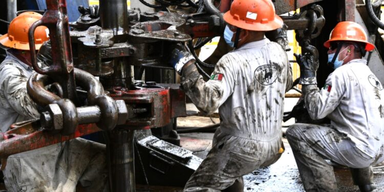 Admite Pemex reducción en la producción de petróleo y gas