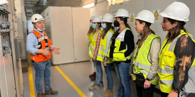 Visitan integrantes de Women in Energy Chile plantas hidroeléctricas de Pacific Hydro