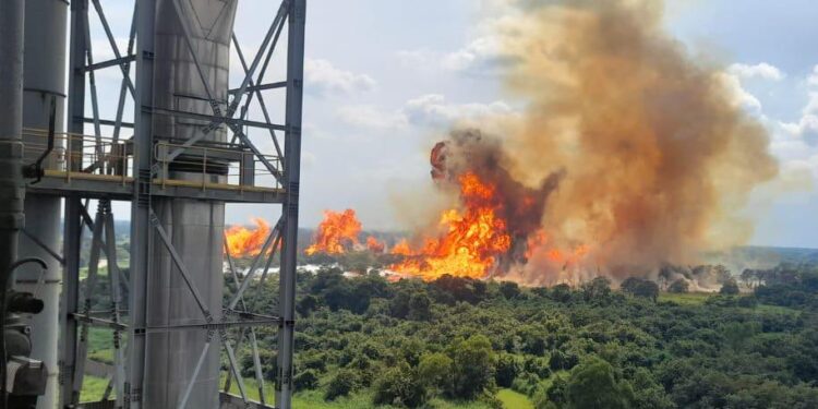 Reportan explosión en ducto de gas de Pemex en Huimanguillo