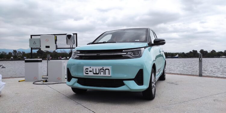 Presenta Solarever su primer auto eléctrico