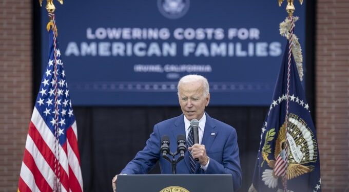 Biden anuncia liberación de reservas de petróleo