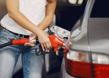 Depreciación del peso aumentaría hasta 20% los precios de la gasolina