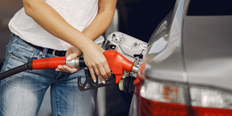 Depreciación del peso aumentaría hasta 20% los precios de la gasolina