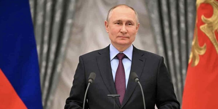 Prohíbe Putin exportación de petróleo a países de la UE, el G7 y Australia