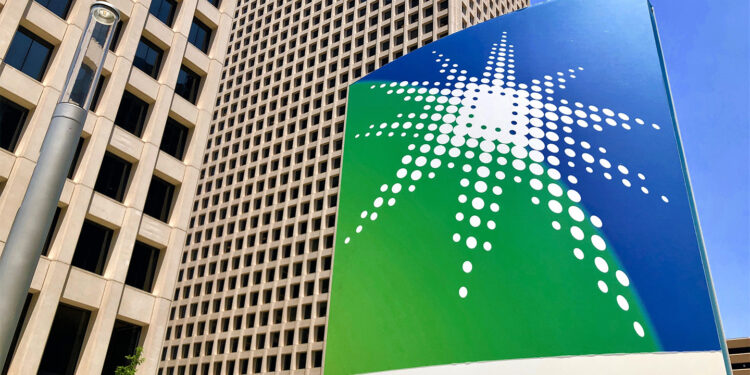Firma Aramco acuerdo con la china Sinopec para ampliar refinación y petroquímica