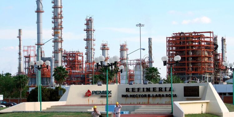 Reporta Pemex fuga de ácido en refinería de Cadereyta