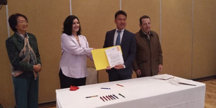 Firman alianza con academia para innovación tecnológica energética