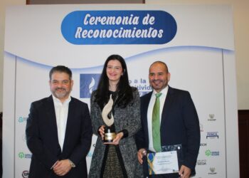 1 Homero Ramírez y Alicia Valcarce (Iberdrola México) junto a Óscar García Ramírez, presidente del Centro de Competitividad Chihuahua - copia