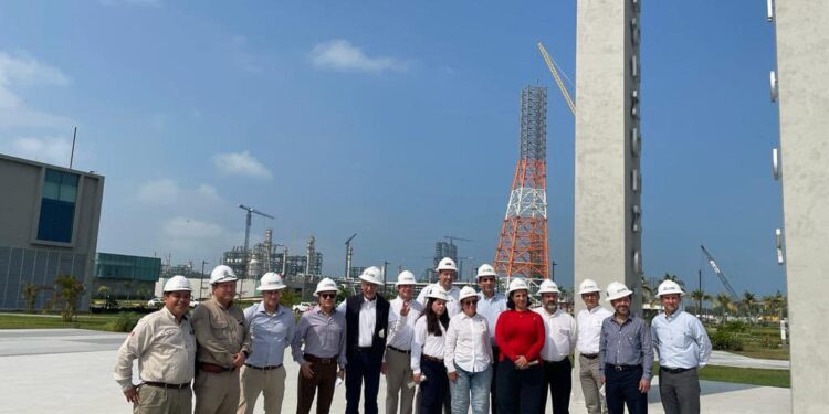 Visita ANIQ la refinería Olmeca