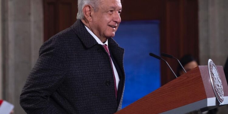 Presume AMLO avance en planta de Puerto Peñasco