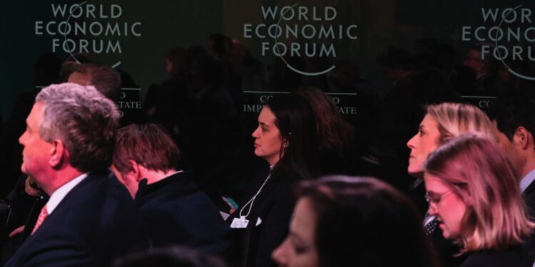 Comisión Europea buscará agilizar inversiones en favor de energías limpias