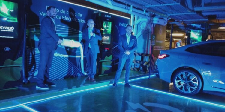 BMW Group y Evergo se unen para sumar cargadores de vehículos eléctricos públicos en México
