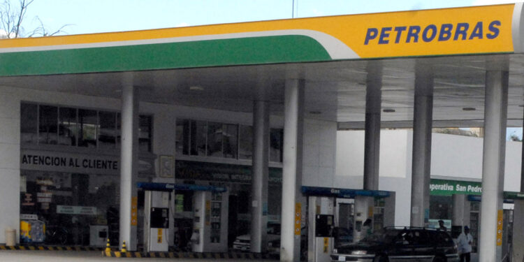 Director de Petrobras dice que no intervendrá en precios de combustibles