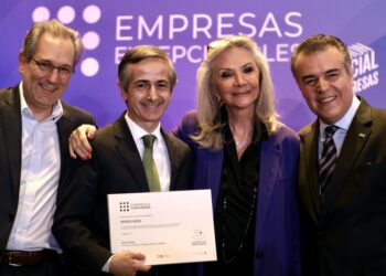 2. Enrique Alba (Iberdrola México), acompañado de Antonio del Valle (CMN), Francisco Cervantes (CCE) y Gina Díez Barroso (Fundadora de Centro y Dalia Empower).