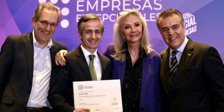 2. Enrique Alba (Iberdrola México), acompañado de Antonio del Valle (CMN), Francisco Cervantes (CCE) y Gina Díez Barroso (Fundadora de Centro y Dalia Empower).