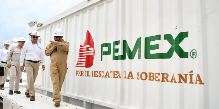 Analistas advierten riesgos para Pemex ante colocación de bono de deuda