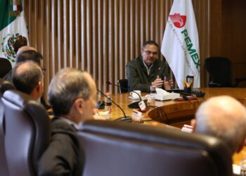 Advierten calificadoras riesgos por dependencia de Pemex a recursos públicos 