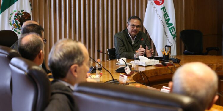 Advierten calificadoras riesgos por dependencia de Pemex a recursos públicos